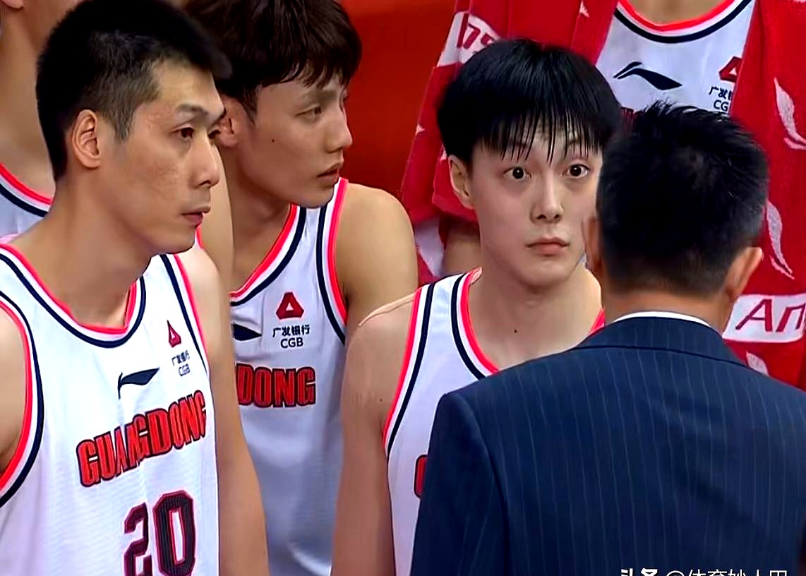 爱游戏入口-广州队冲刺阶段更衣室发声，志在CBA常规赛名次提升，更衣室稳定，训练强度明显提升的简单介绍